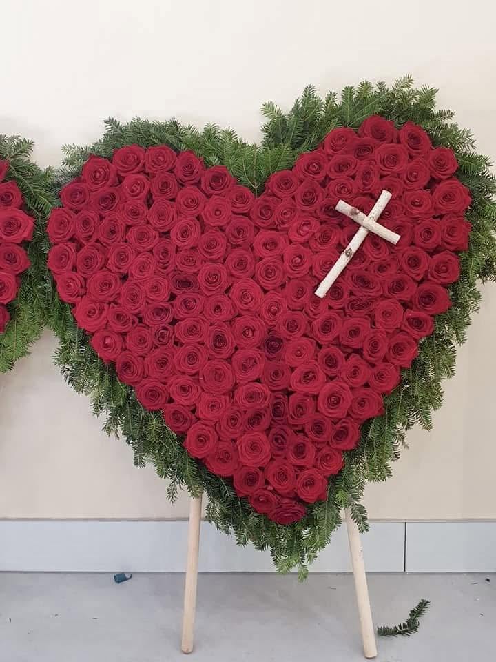 Serce z czerwonych róż z krzyżem