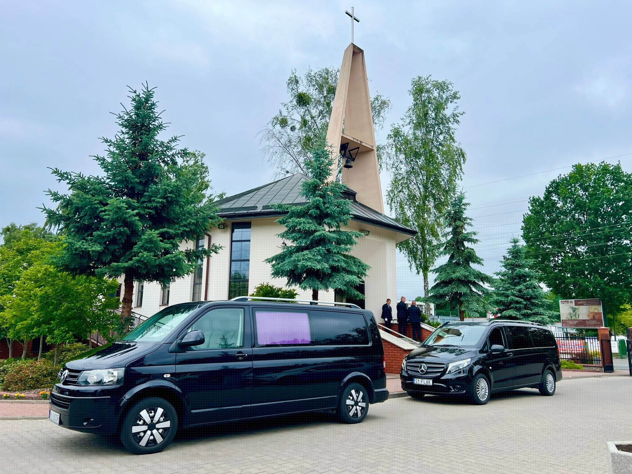 Samochody pogrzebowe przed kościołem