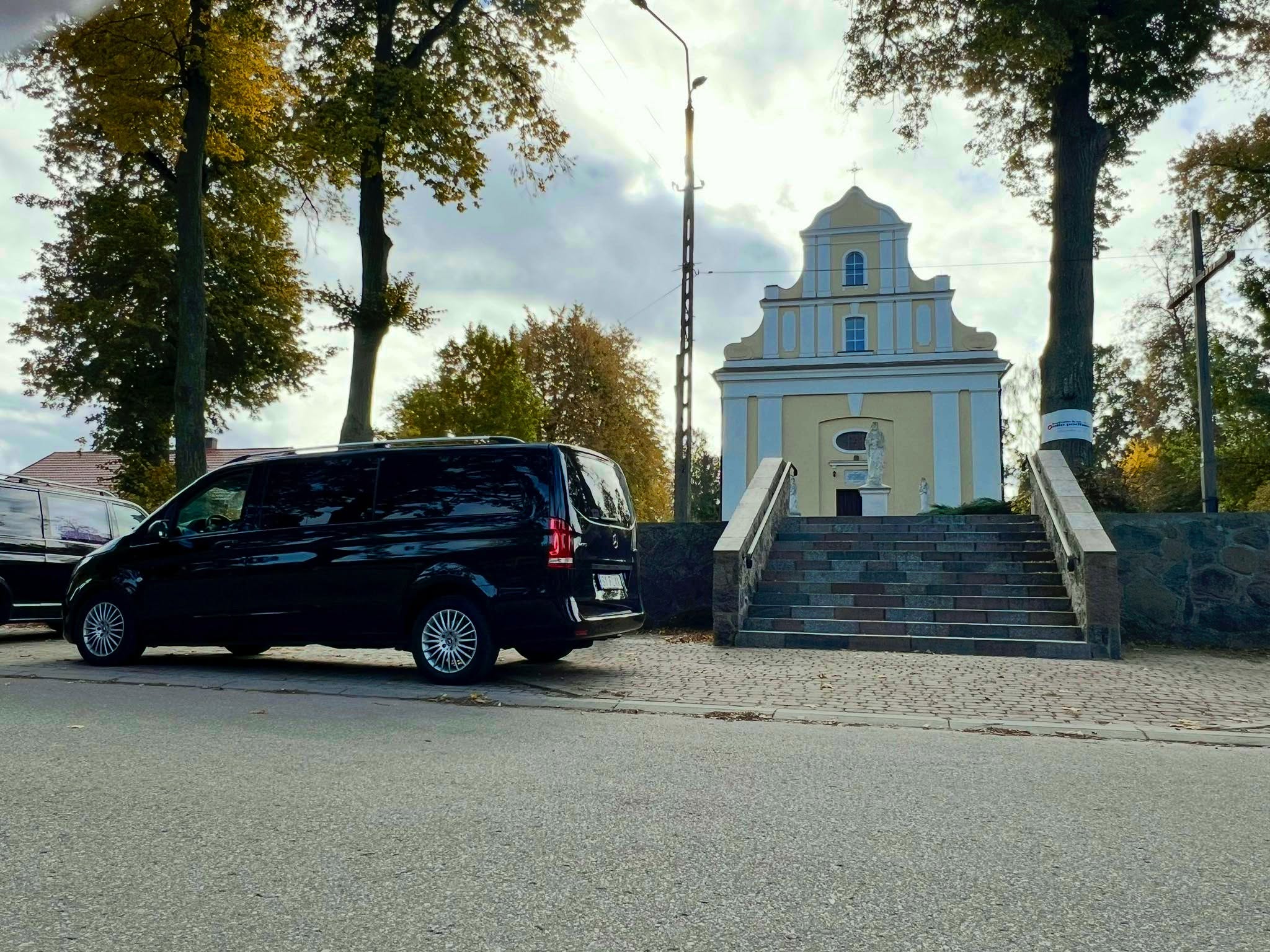 Transport pogrzebowy przy kościele